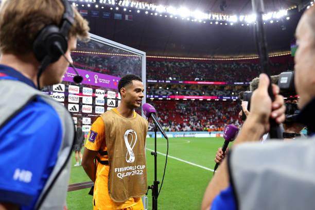 开云体育官网-范加尔：能进2球多亏孟菲斯 巴斯滕：他做得还不够